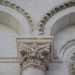 ...e di quattro arcate cieche "sorrette" da colonne...